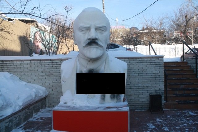 Ленину у новосибирского обкома КПРФ подрисовали усы